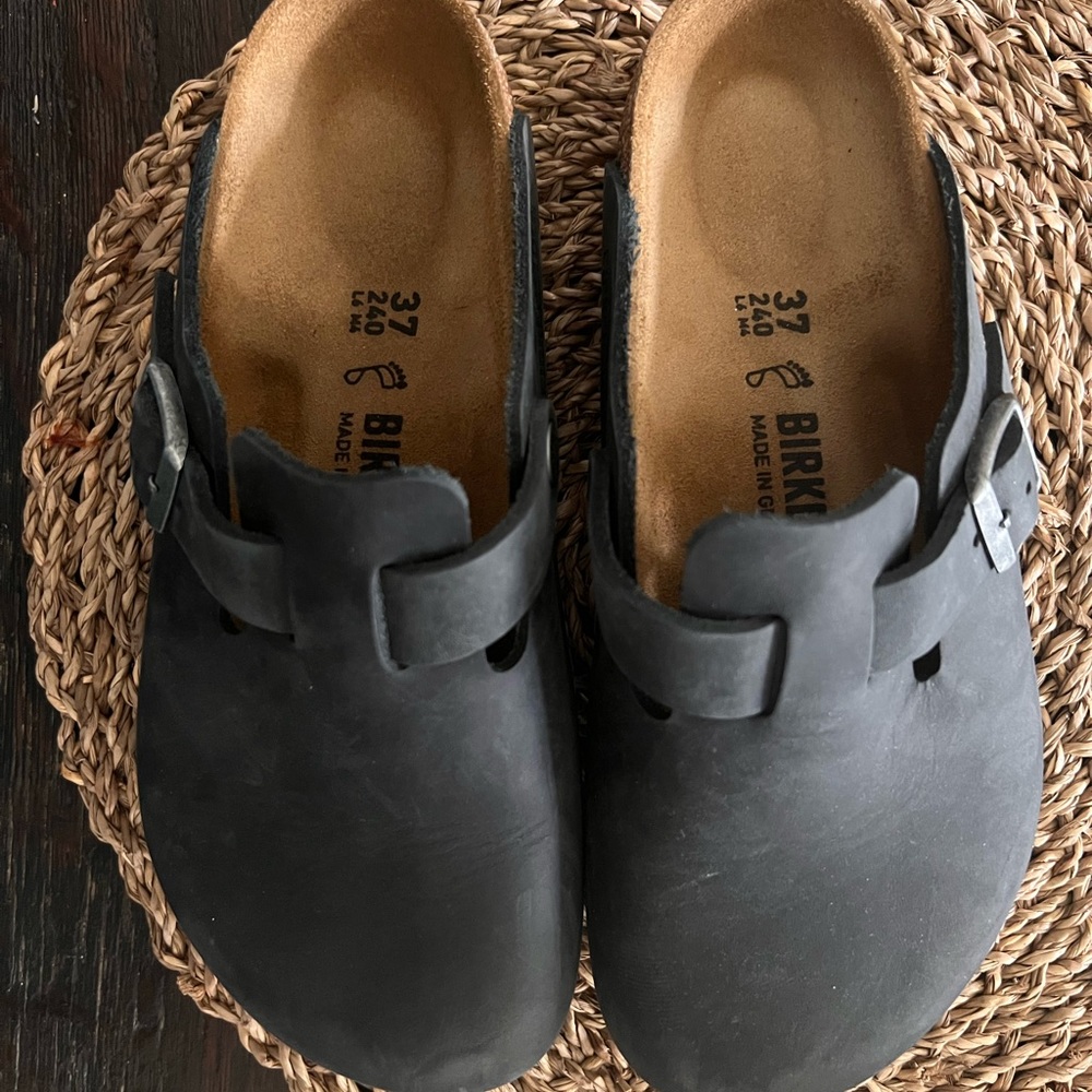 Size 6-6.5 (EU 37) Boston Black Oiled Leather Birkenstock Women’s Clogs